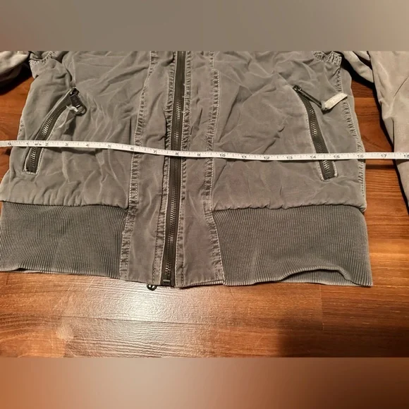 Green Spring Bench Jacket. Size S - Picture 7 of 9